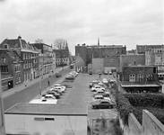 60719 Gezicht op de parkeerplaats aan de Korte Nieuwstraat te Utrecht, met links de huizen Korte Nieuwstraat 6-14.